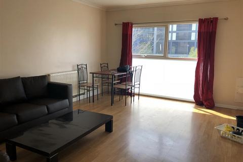 2 bedroom flat for sale, Pine Tree Close, Hounslow