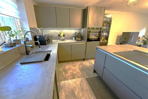2 bedroom apartment for sale, High Street, Aldershot