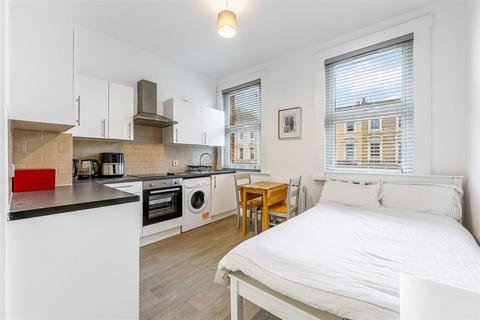 Studio to rent, Warwick Road, London SW5