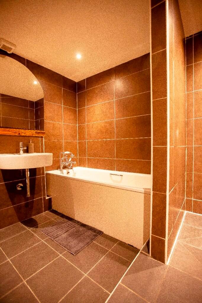 A spacious and well-maintained bathroom featuri...