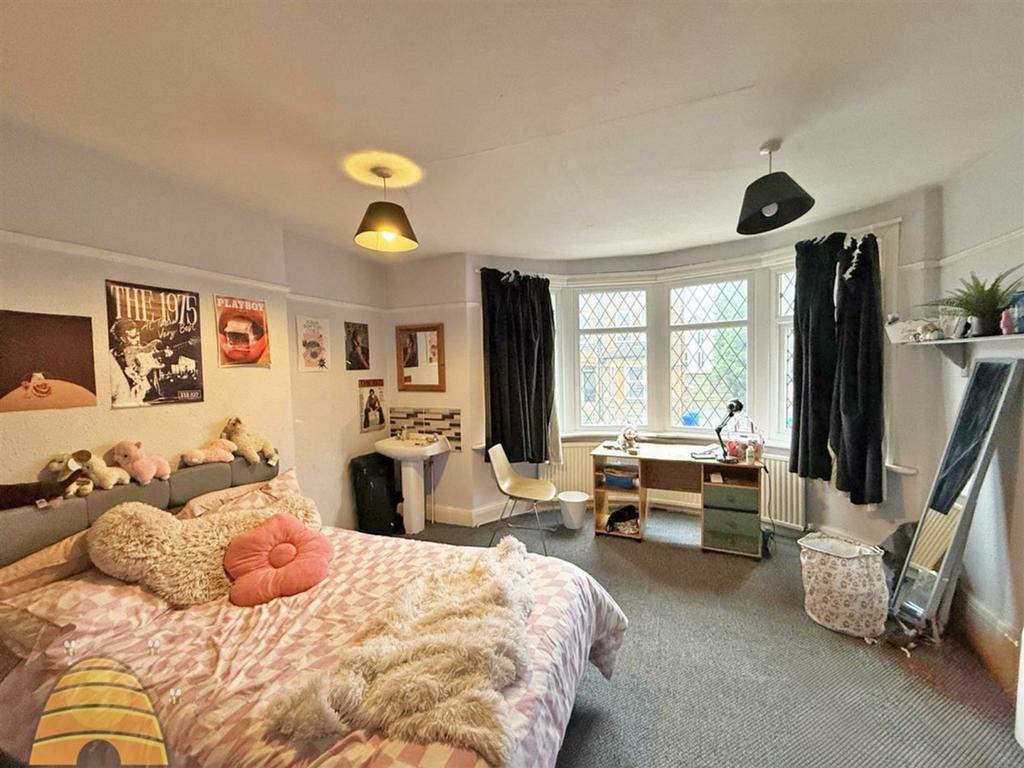 A spacious and well-lit large double bedroom wi...