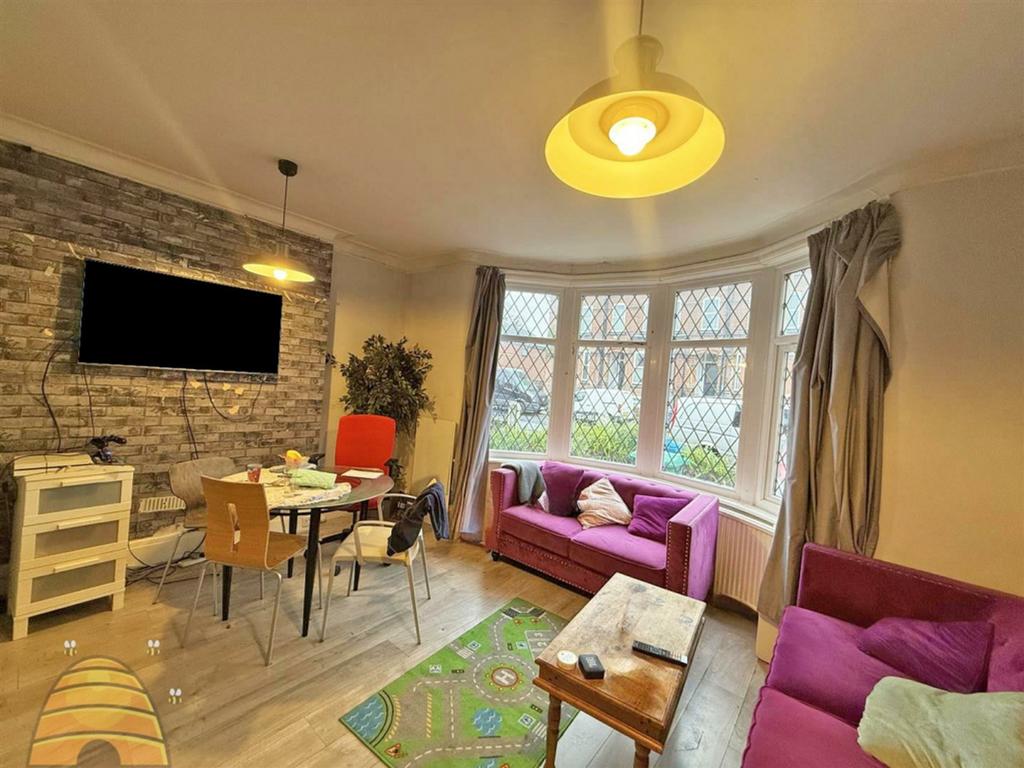 A spacious and inviting large modern living roo...