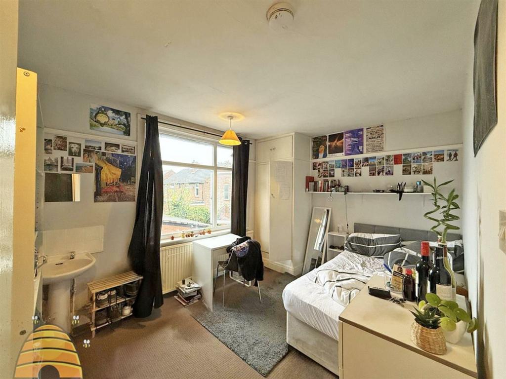 A bright and inviting double bedroom, perfect f...
