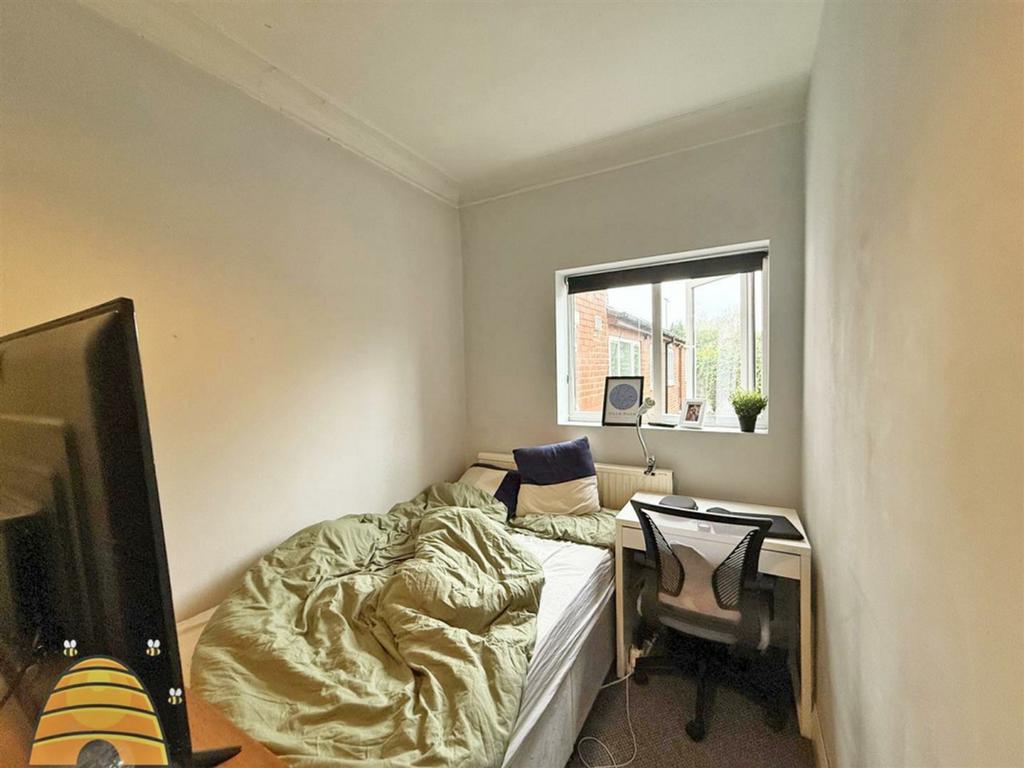 A cozy double bedroom featuring a comfortable b...