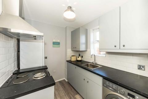 1 bedroom flat to rent, Macmillan Way, London SW17