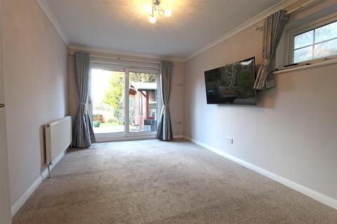 4 bedroom detached bungalow to rent, Green Lane