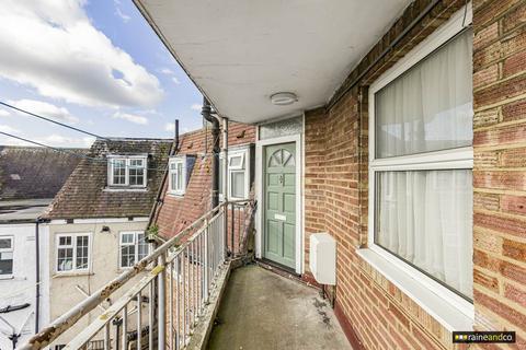 3 bedroom flat for sale, Birchwood Avenue, Hatfield