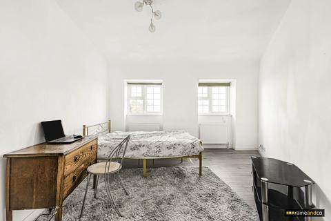 3 bedroom flat for sale, Birchwood Avenue, Hatfield