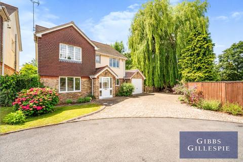 5 bedroom detached house to rent, The Drive, Ickenham, UB10