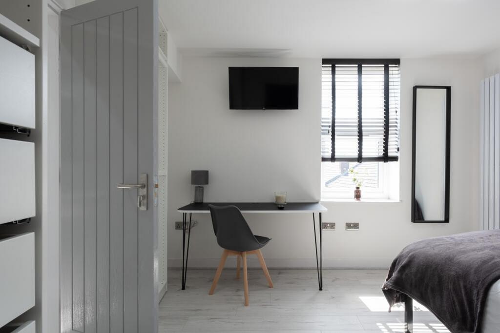 This stylish double bedroom features a modern d...