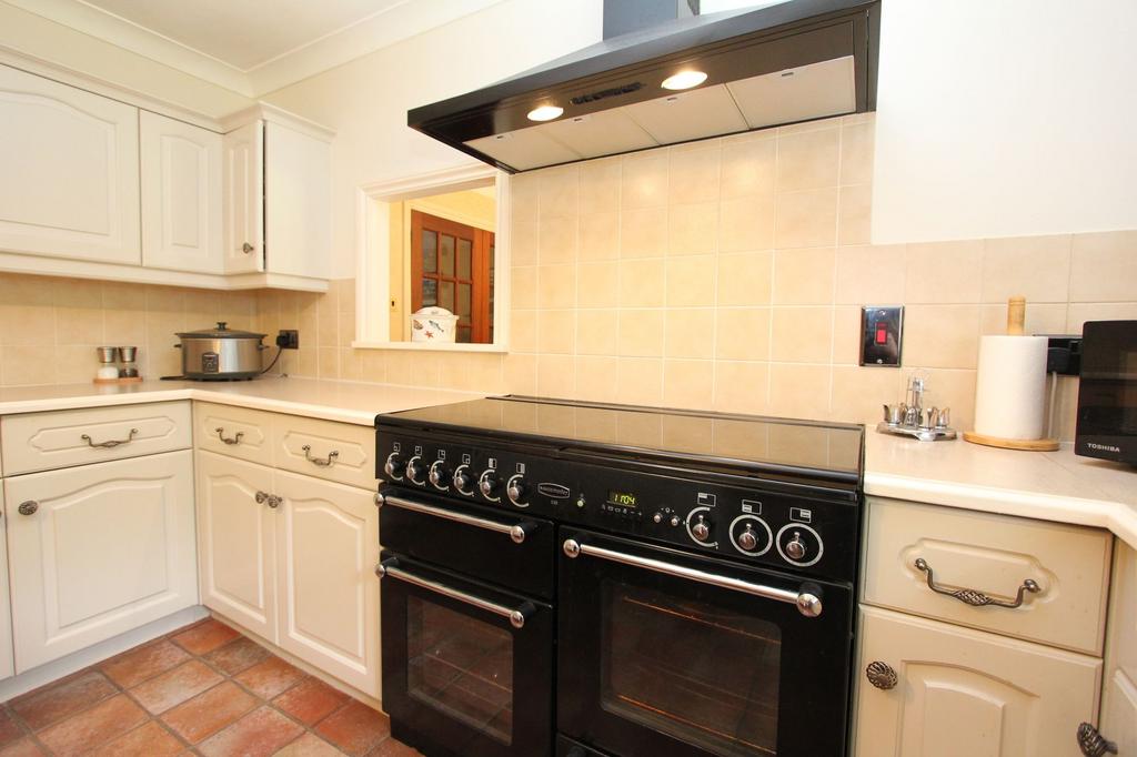 Family Kitchen/Dining Space