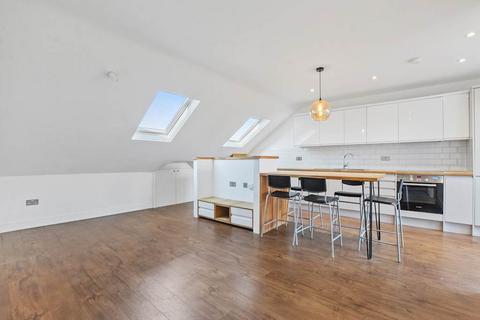 2 bedroom duplex to rent, High Road, East Finchley, N2