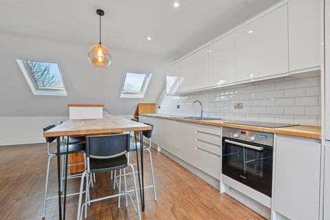 2 bedroom duplex to rent, High Road, East Finchley, N2