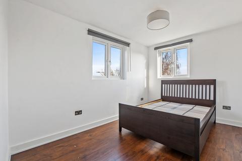 2 bedroom duplex to rent, High Road, East Finchley, N2