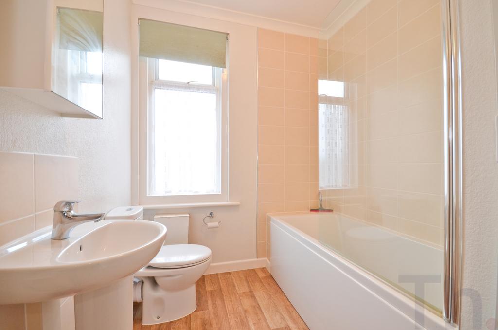 Bathroom - Cowes - Isle of Wight Letting Agents.JP