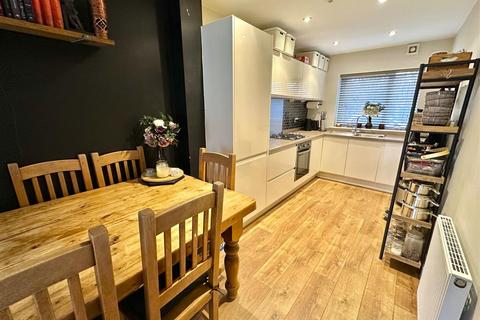 3 bedroom end of terrace house for sale, Leeds Old Road, Batley