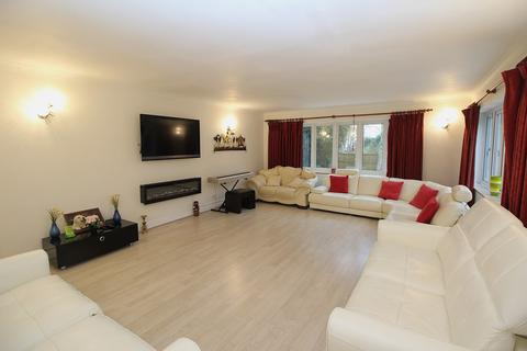 4 bedroom detached house to rent, Western Road, CM12