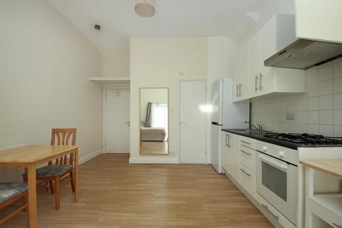 Studio to rent, Uxbridge Road, W3