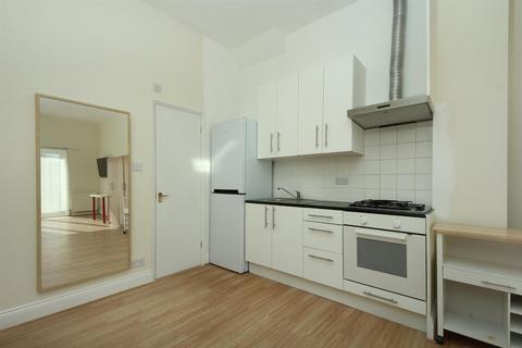 Studio to rent, Uxbridge Road, W3