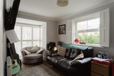 18 Burrage Road, Redhill, RH1 1TL