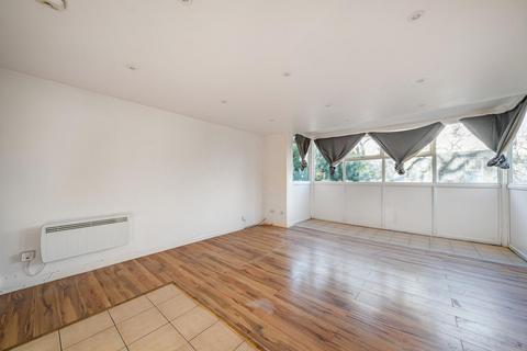2 bedroom flat for sale, Averil Grove, Streatham, London, SW16