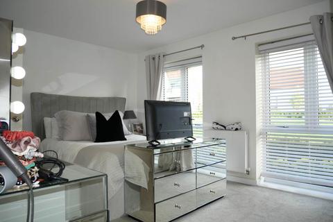 2 bedroom flat to rent, Shetland House, Chatham, Kent