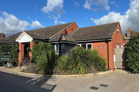 2 bedroom semi-detached bungalow to rent, Three Cocks Lane, Offenham, Evesham