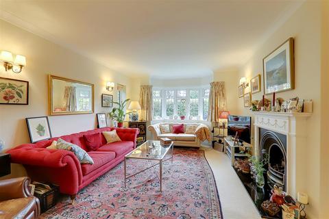4 Third Avenue, Worthing, BN14 9NZ