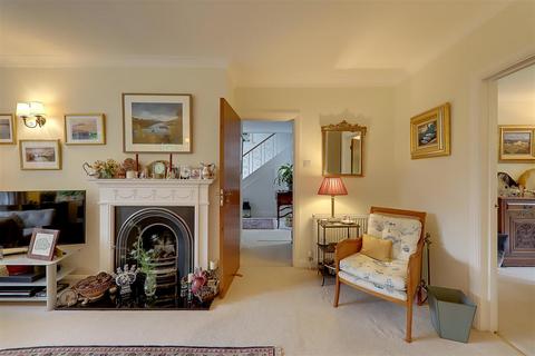 4 Third Avenue, Worthing, BN14 9NZ