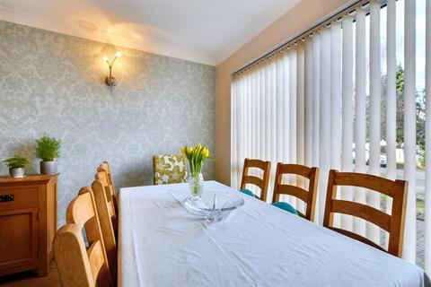 42 Appledore Avenue, Nottingham, NG8 2RW