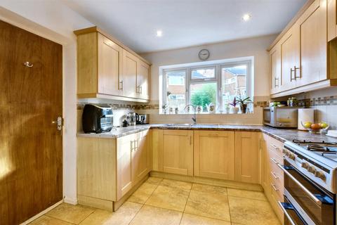 42 Appledore Avenue, Nottingham, NG8 2RW