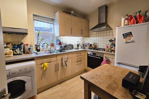 2 bedroom ground floor maisonette to rent, Delia Street, London SW18