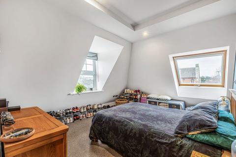 2 bedroom flat for sale, Windmill Road, Brentford TW8