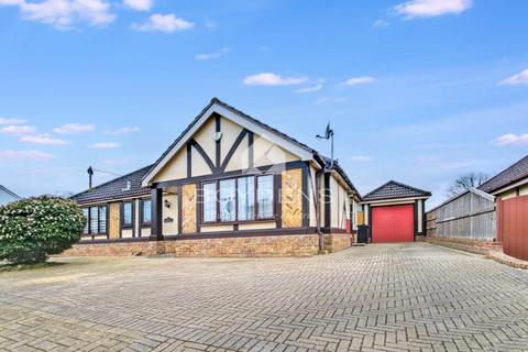 3 bedroom detached bungalow to rent, Sladburys Lane, Clacton-On-Sea CO15