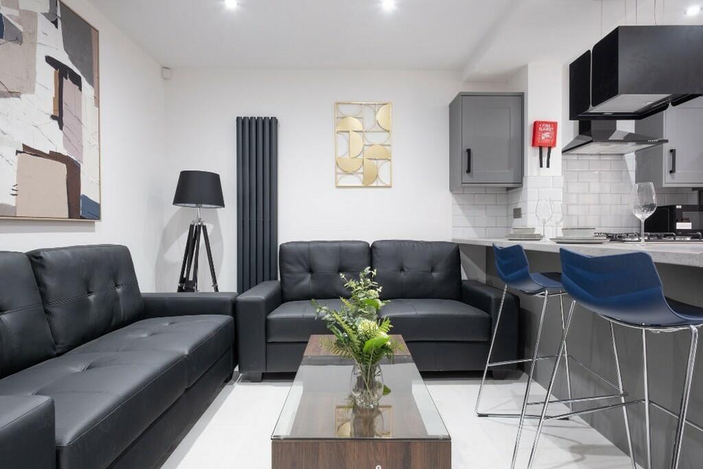 This stylish living room features modern furnis...