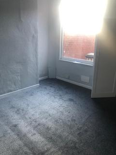 2 bedroom terraced house to rent, Blandford Road, Salford M6