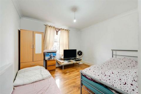 3 bedroom flat for sale, Larch Road, London NW2