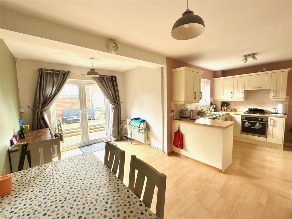 KITCHEN DINER DAY ROOM.jpg