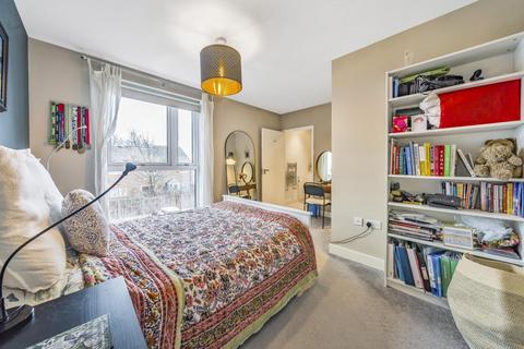 3 bedroom flat for sale, Apple Yard, Anerley