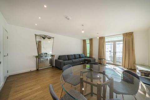 3 bedroom flat to rent, Lakeside Drive, London NW10