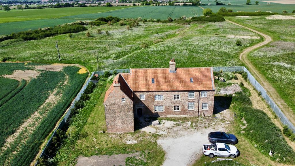 Partly restored 6 bedroom detached farmhouse - Fo