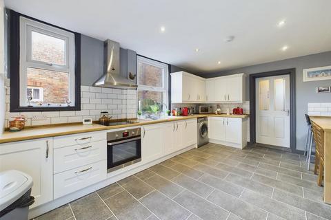 5 bedroom semi-detached house for sale, Tennyson Avenue, Bridlington