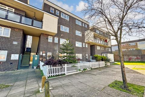 3 bedroom flat for sale, Shipwrights Avenue, Chatham, Kent