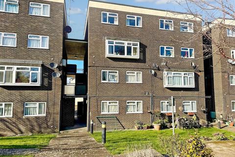 3 bedroom flat for sale, Shipwrights Avenue, Chatham, Kent