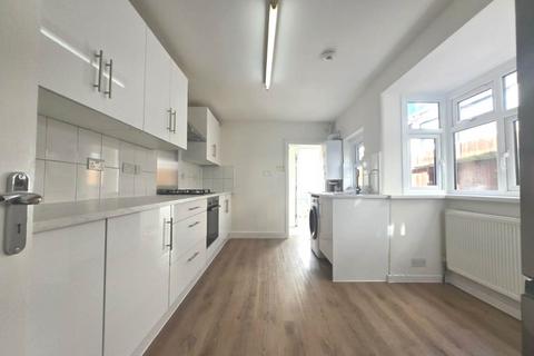 3 bedroom terraced house to rent, Third Avenue, Manor Park, E12 6DT