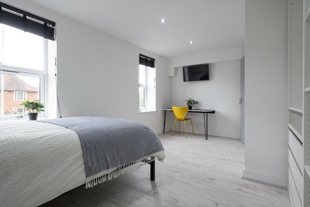 This inviting double bedroom features ample nat...