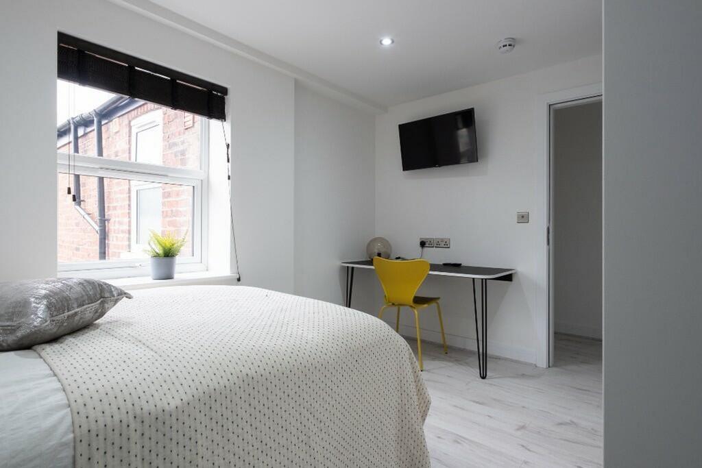 Bright and inviting double bedroom featuring mo...