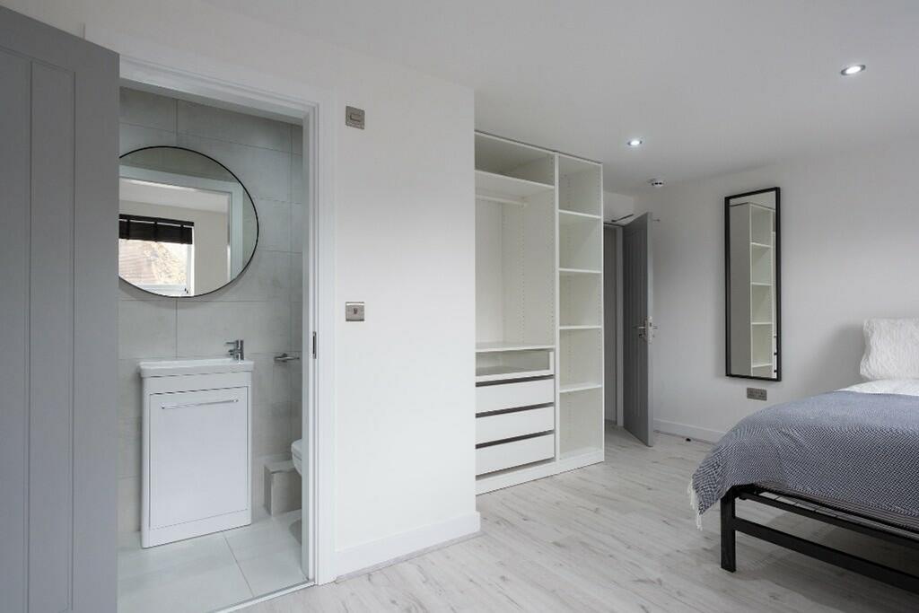 This inviting double bedroom features a spaciou...
