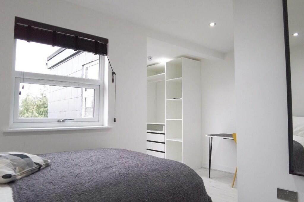 Bright and inviting double bedroom featuring am...