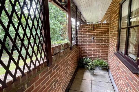 2 bedroom flat for sale, Busbridge, Godalming